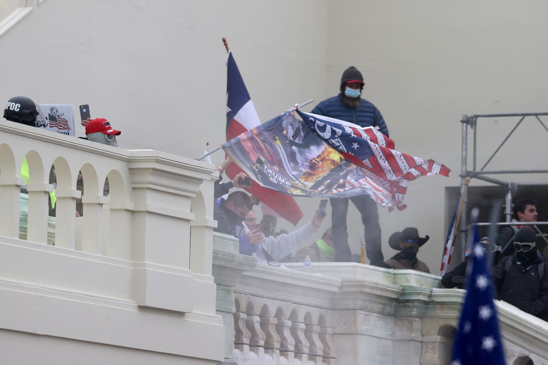 Simpatizantes de Trump asaltan capitolio en EE.UU.