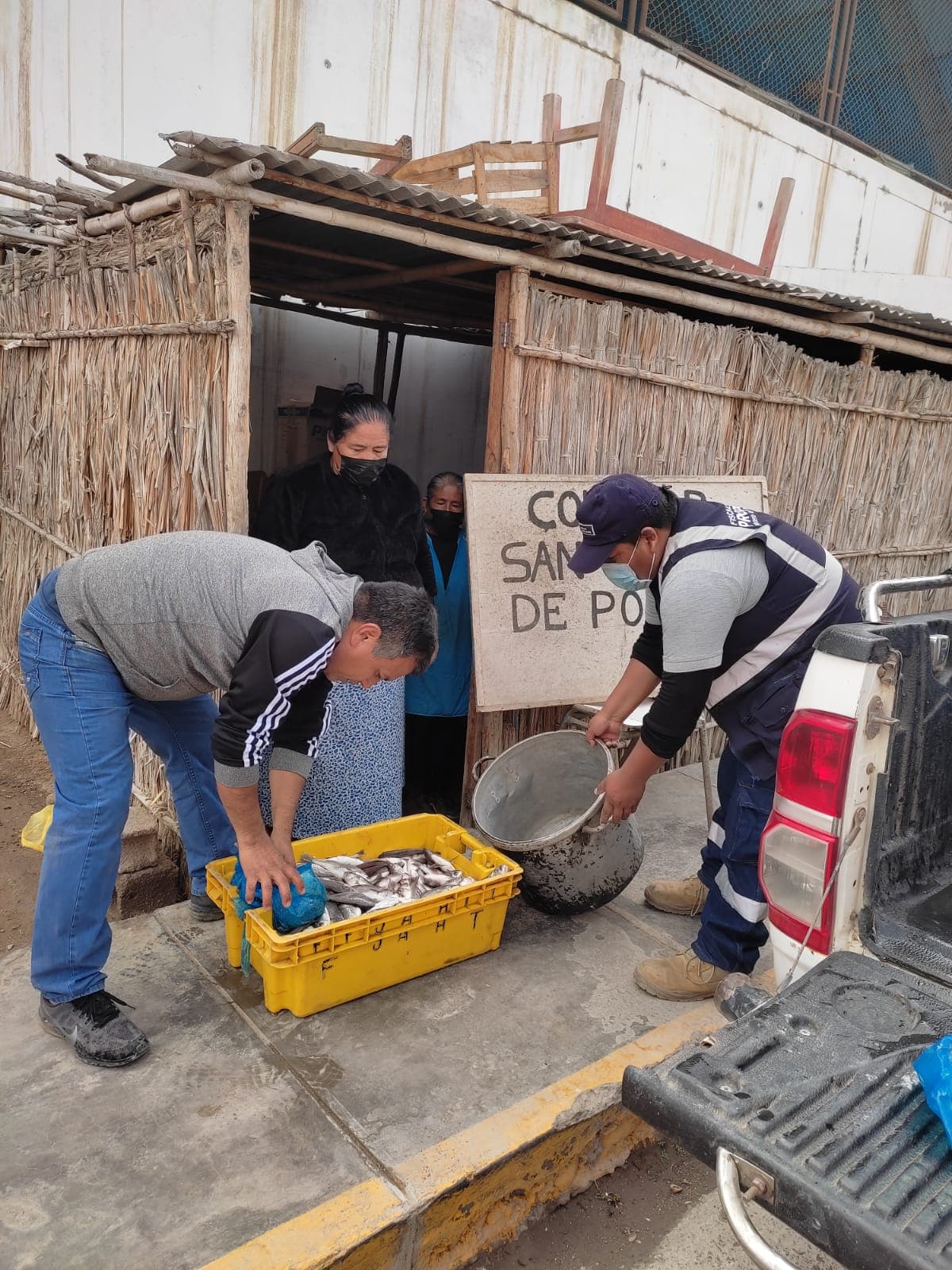 Dan pescado a comedores