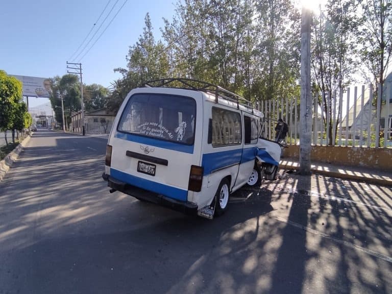 Copiloto muere tras choque de combi con poste