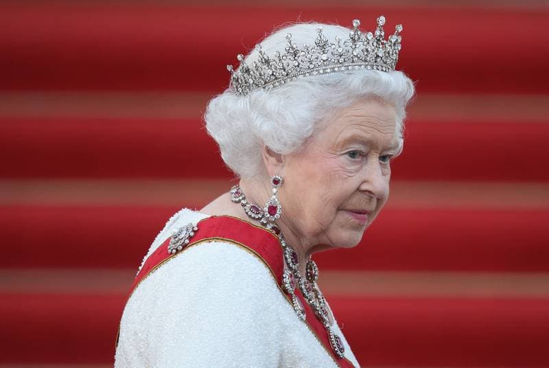 Intentan asesinar a la Reina Isabel II