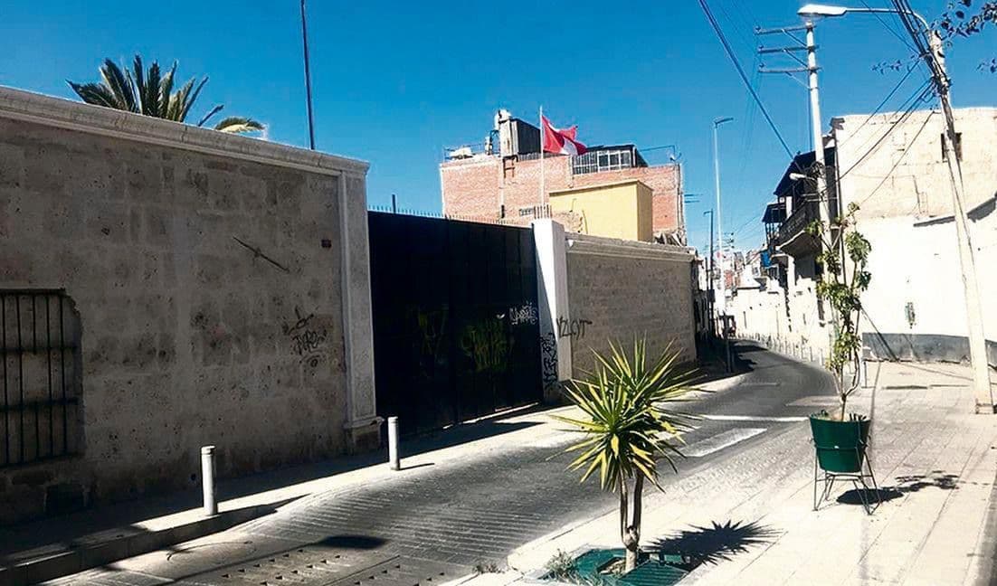 Observan construcción de los edificios en La Recoleta