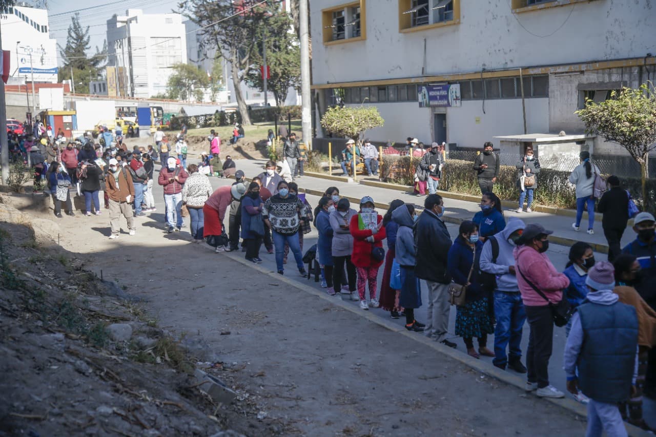 Aglomeración de pacientes en Hospital Honorio Delgado