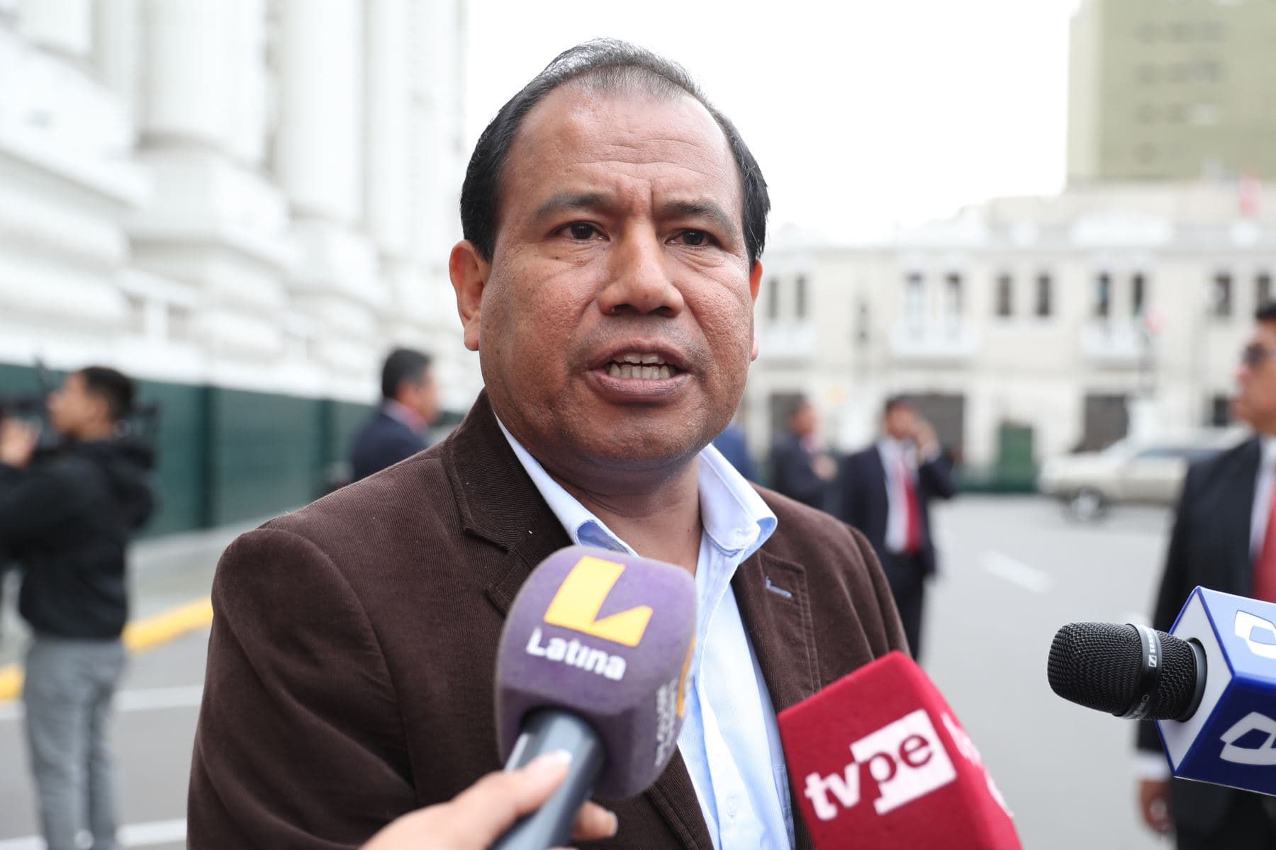 Denuncian constitucionalmente a Edgar Tello por recorte de sueldos