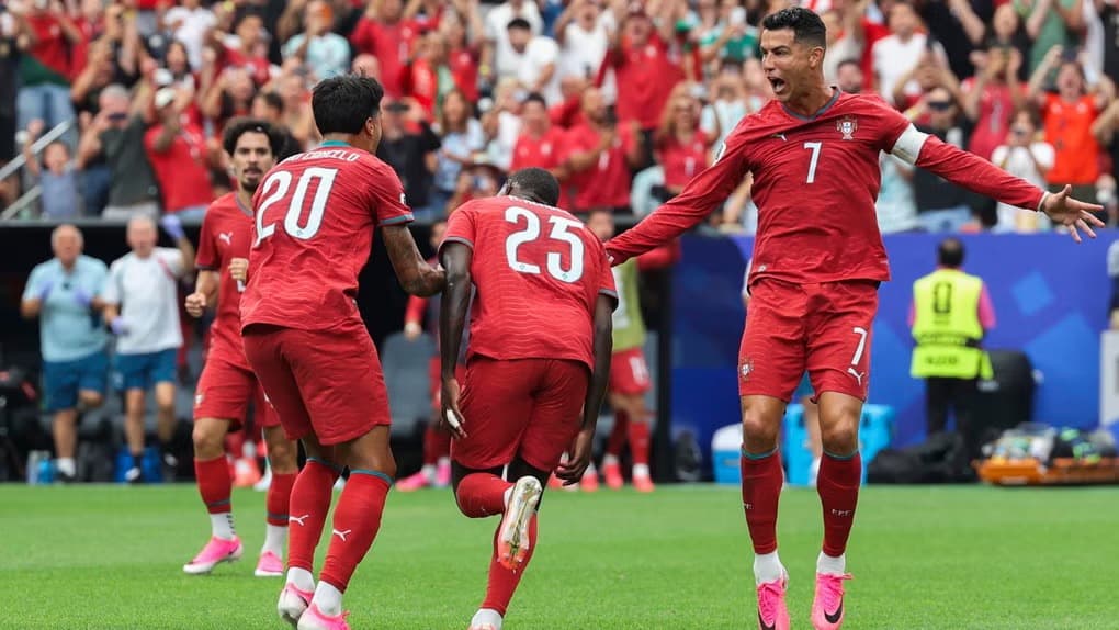 Portugal goleó 5-0 a Uzbekistán con un doblete histórico de CR7