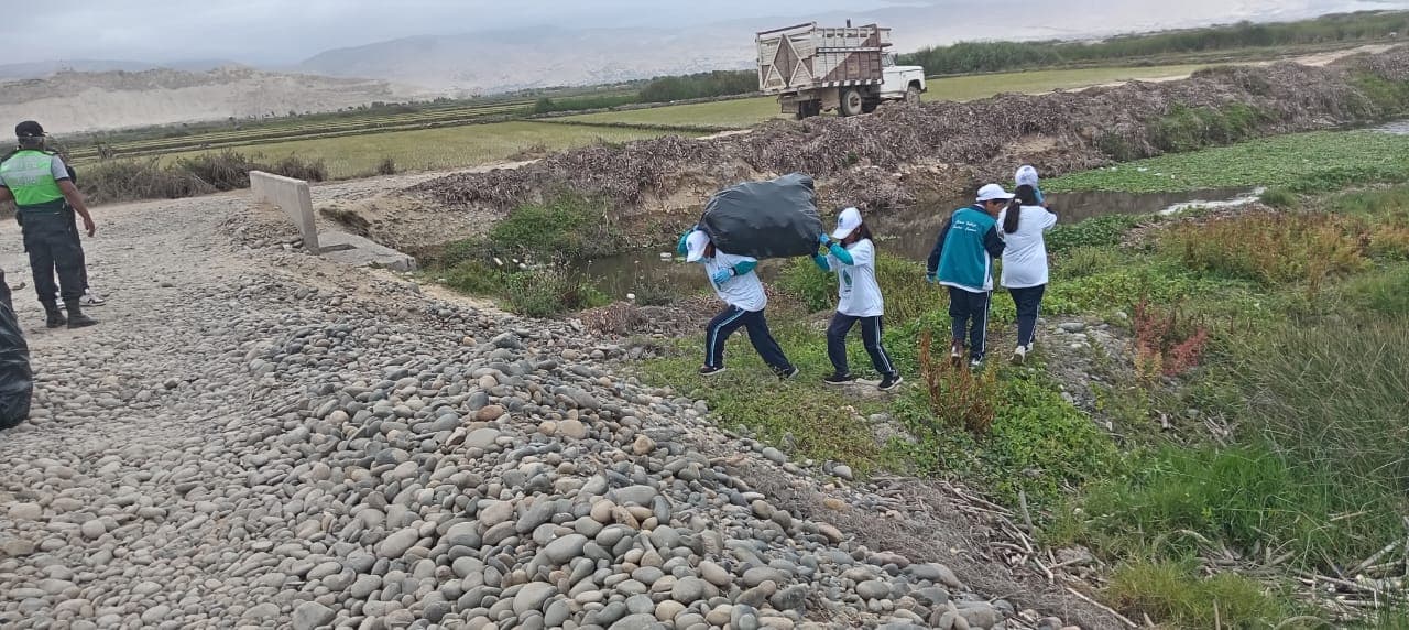 Más de cien voluntarios recolectan residuos en el río Camaná