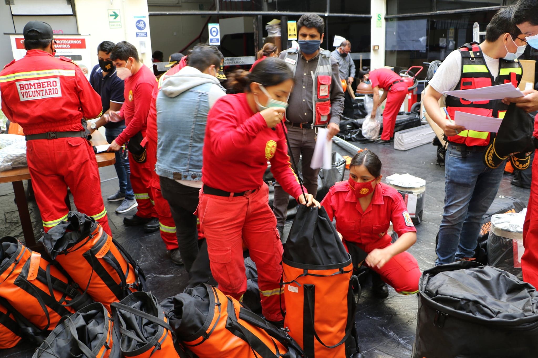 Bomberos piden ser incluidos en vacunación de primera línea