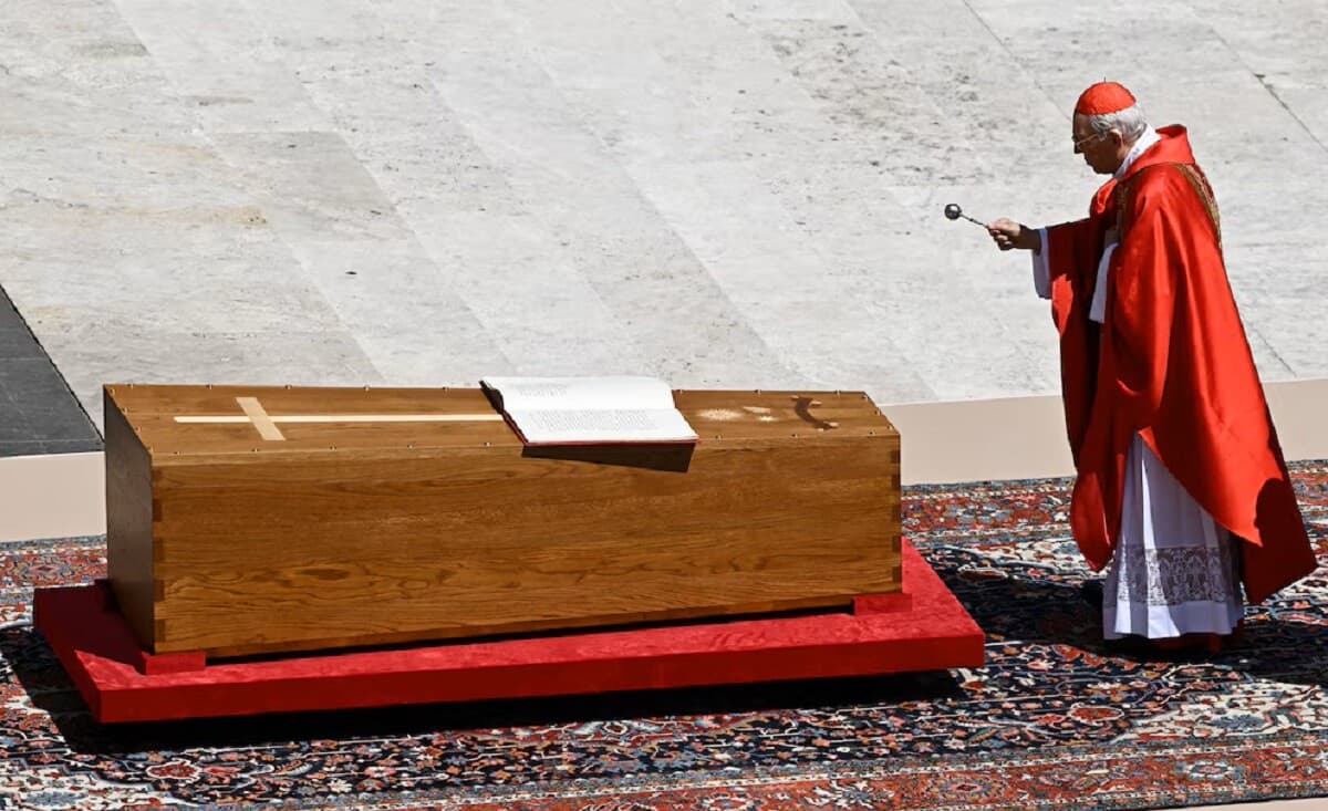 Restos del papa Francisco ya descansan en la basílica de Santa María