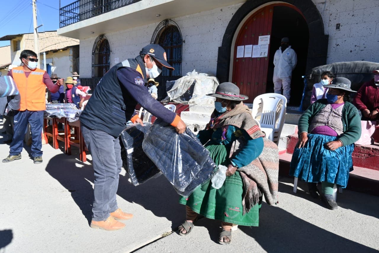 COER-Arequipa entregó mantas de abrigo y frazadas para enfrentar bajas temperaturas