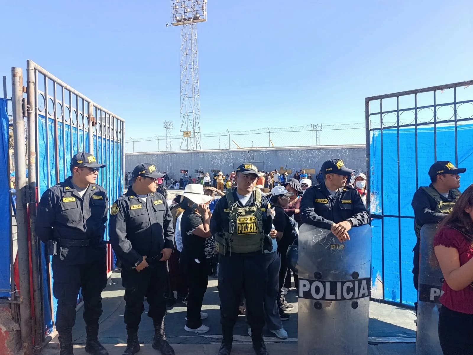 Desalojan a comerciantes que ocupaban espacios del Estadio Melgar