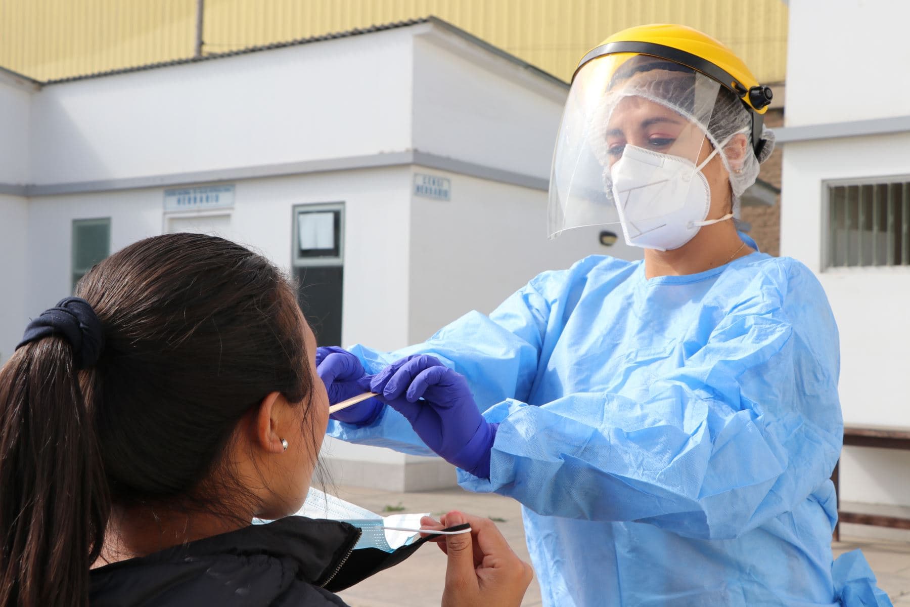 Casos de COVID-19 se elevaron a 11 mil 177 en Perú