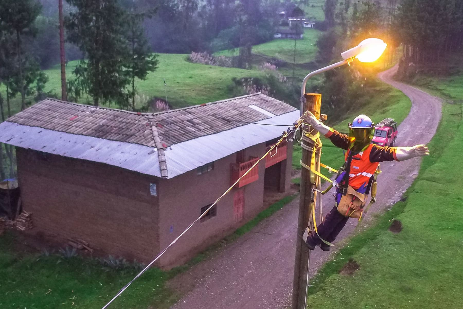 Iluminaron más de 28 mil hogares en 10 regiones del Perú