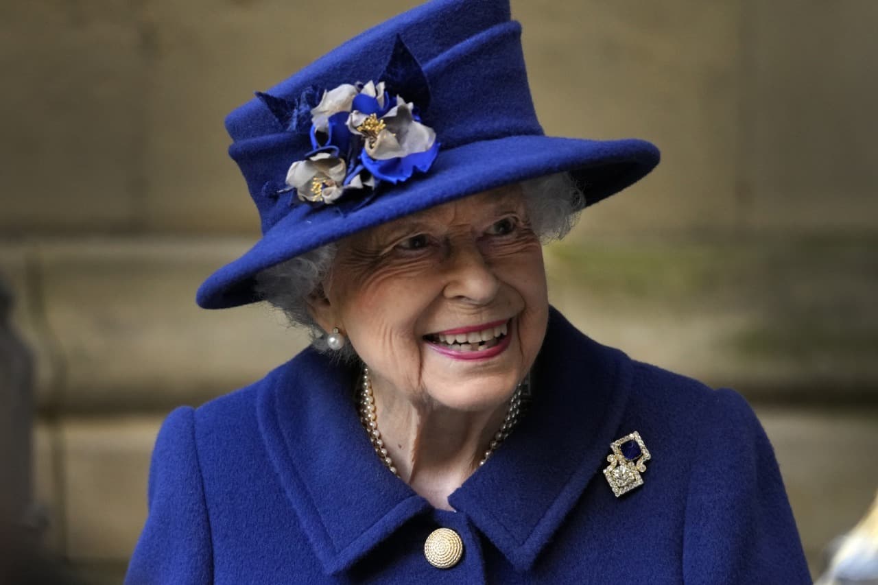 Reina Isabel II dio positivo a la COVID-19