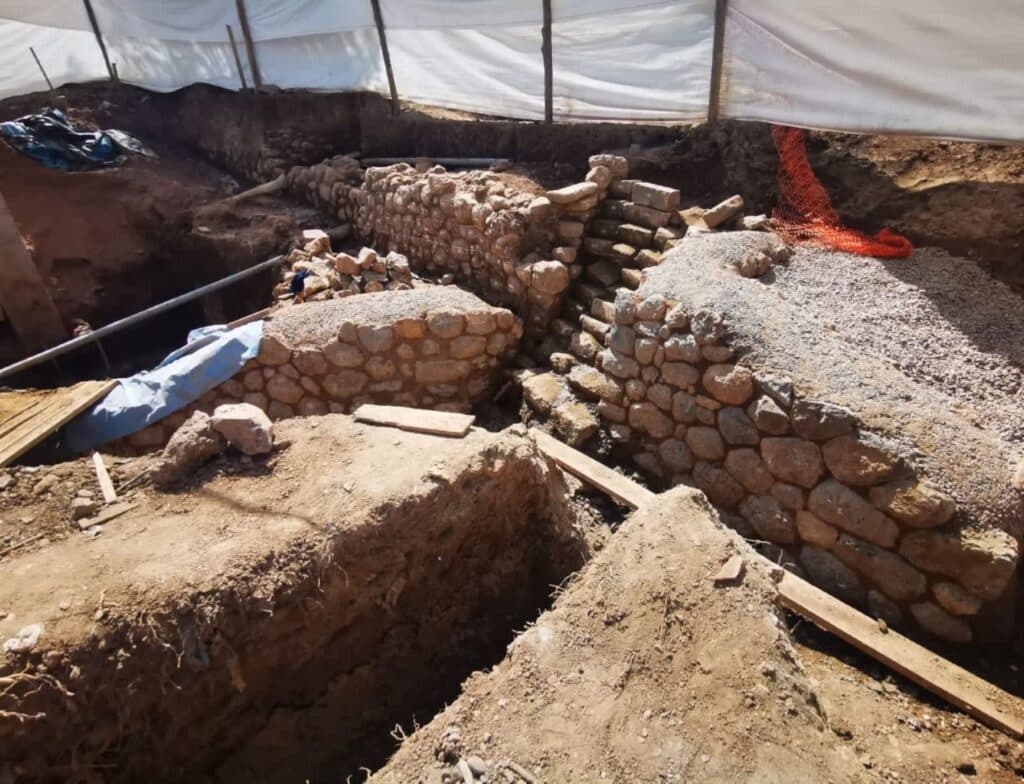 Hallan muros preinca e inca en centro histórico de Cusco
