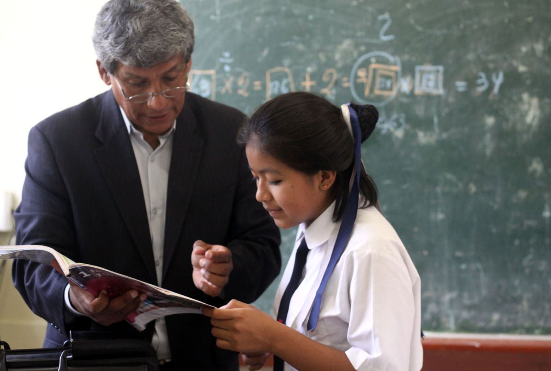 Congreso pide al Minedu nombrar a docentes que aprobaron concurso