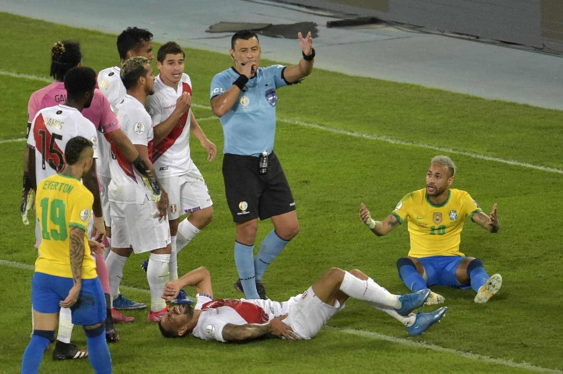 “Hubo un penal claro. Silva, tenía la mano extendida y le pega en el codo. (Tobar) señala saque de arco, increíble"