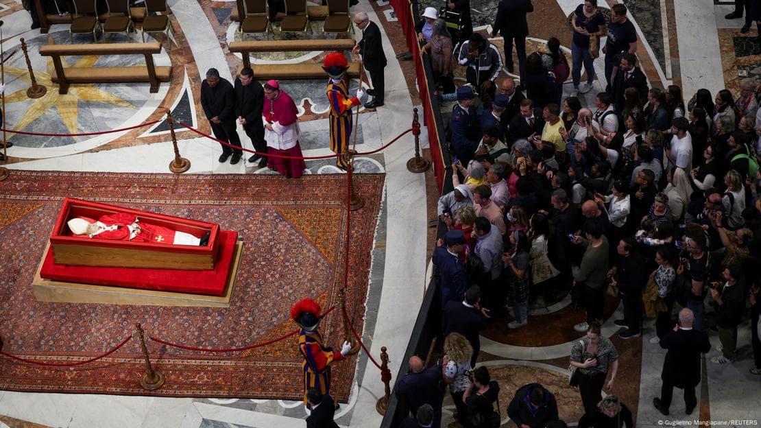 Miles de feligreses despiden al papa Francisco en el Vaticano
