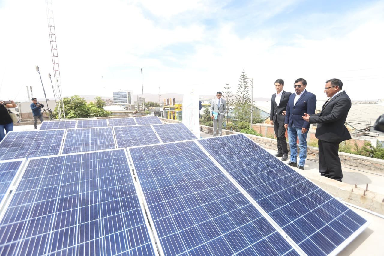 Se implementan con paneles solares escuelas públicas