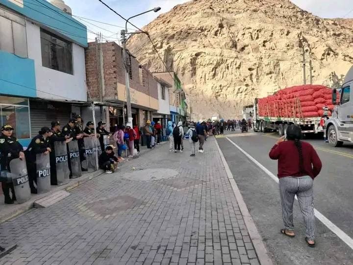 Mineros bloquean el puente Ocoña pidiendo ampliar al Reinfo