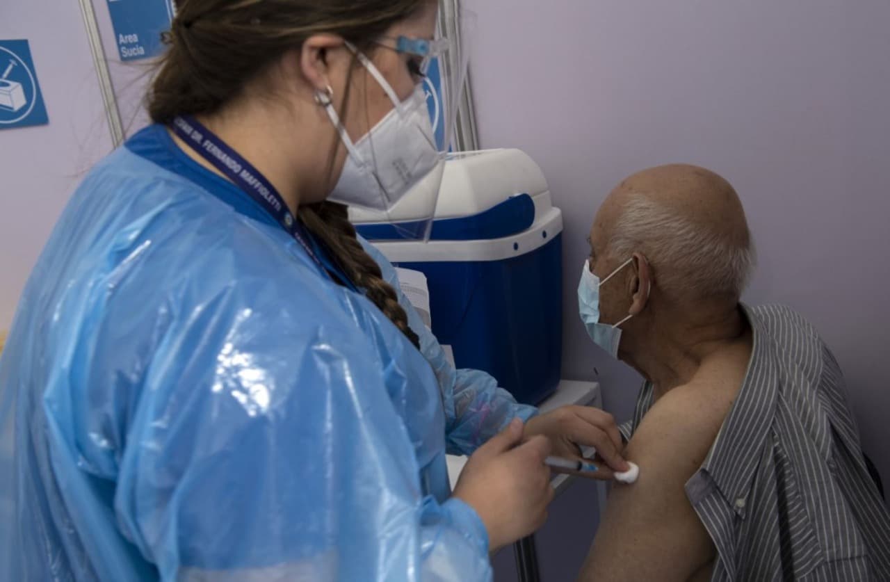 Chile inicia la vacunación masiva de la cuarta dosis