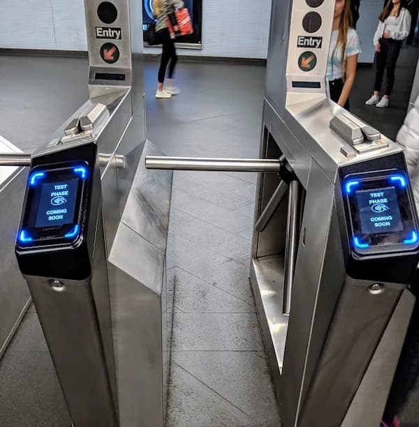 Joven falleció al intentar saltar los torniquetes del metro