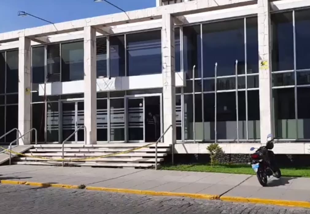Arequipa: Delincuentes ingresan a robar local de Credicoop