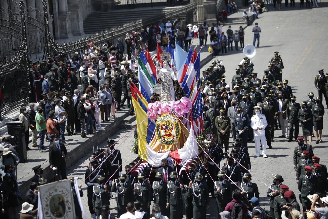 Arequipa rinde homenaje a la primera santa peruana