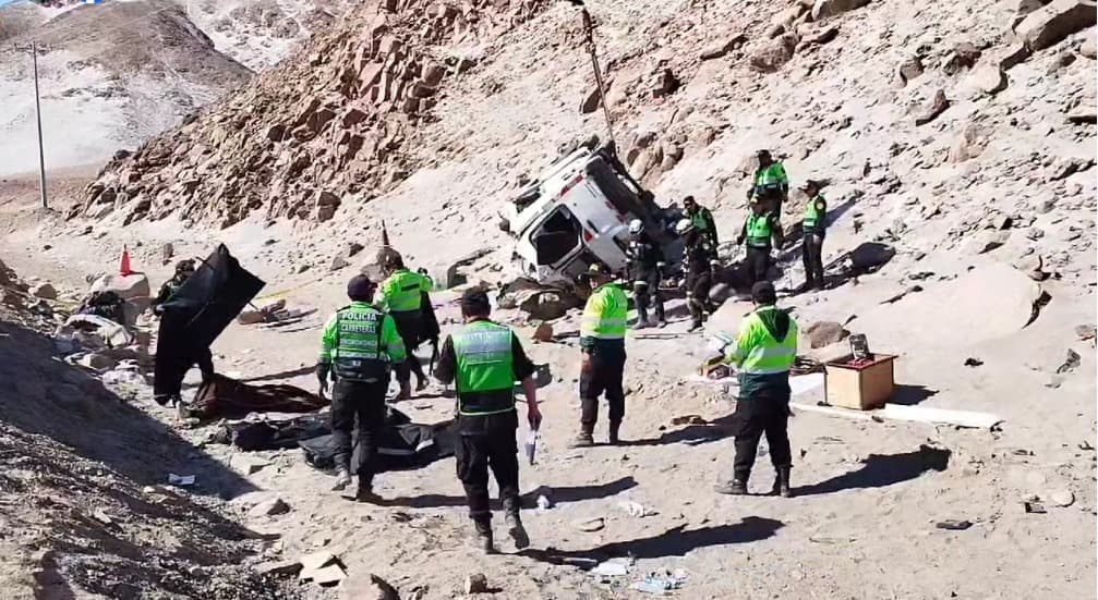 Seis fallecidos deja la volcadura de una miniván en Arequipa