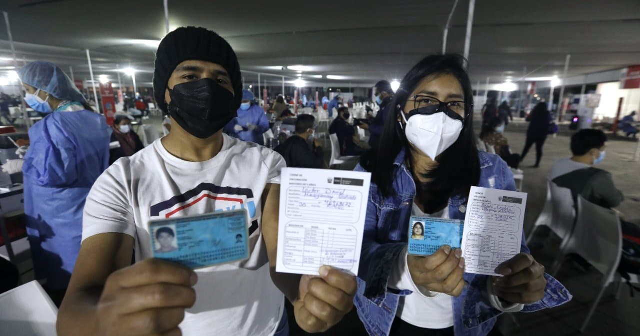 Mayores de doce deben tener 3 dosis para viajar