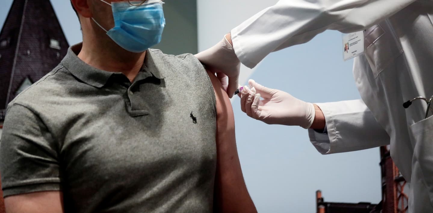 Pfizer pedirá autorizar su vacuna COVID-19 en días