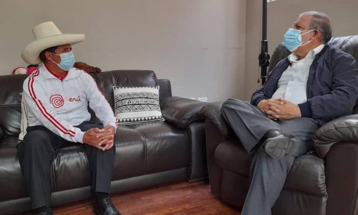 Marco Arana y Pedro Castillo firman acuerdo para asegurar el "cambio de Constitución"