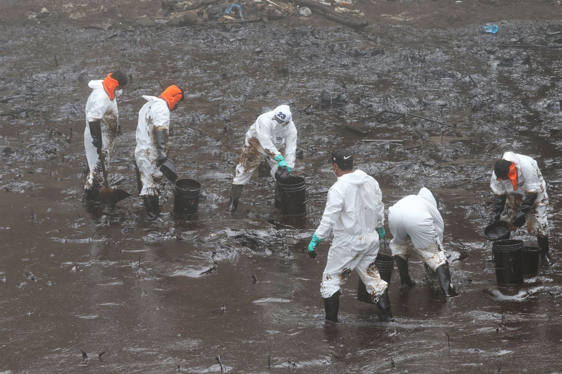 Repsol se compromete a limpiar el litoral peruano