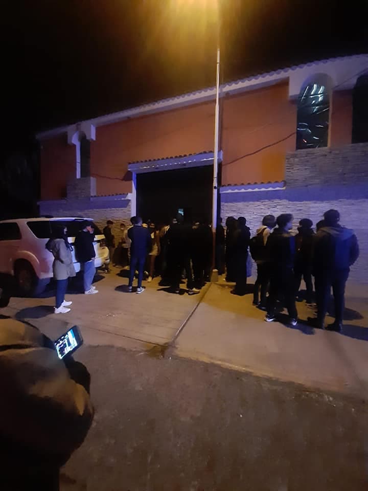 Retiran a más de 300 personas de local en Socabaya