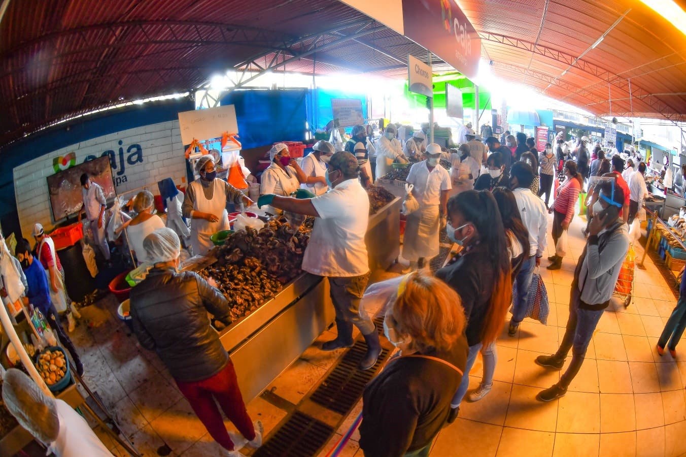 Semana Santa: se forman largas colas para ingresar a los mercados