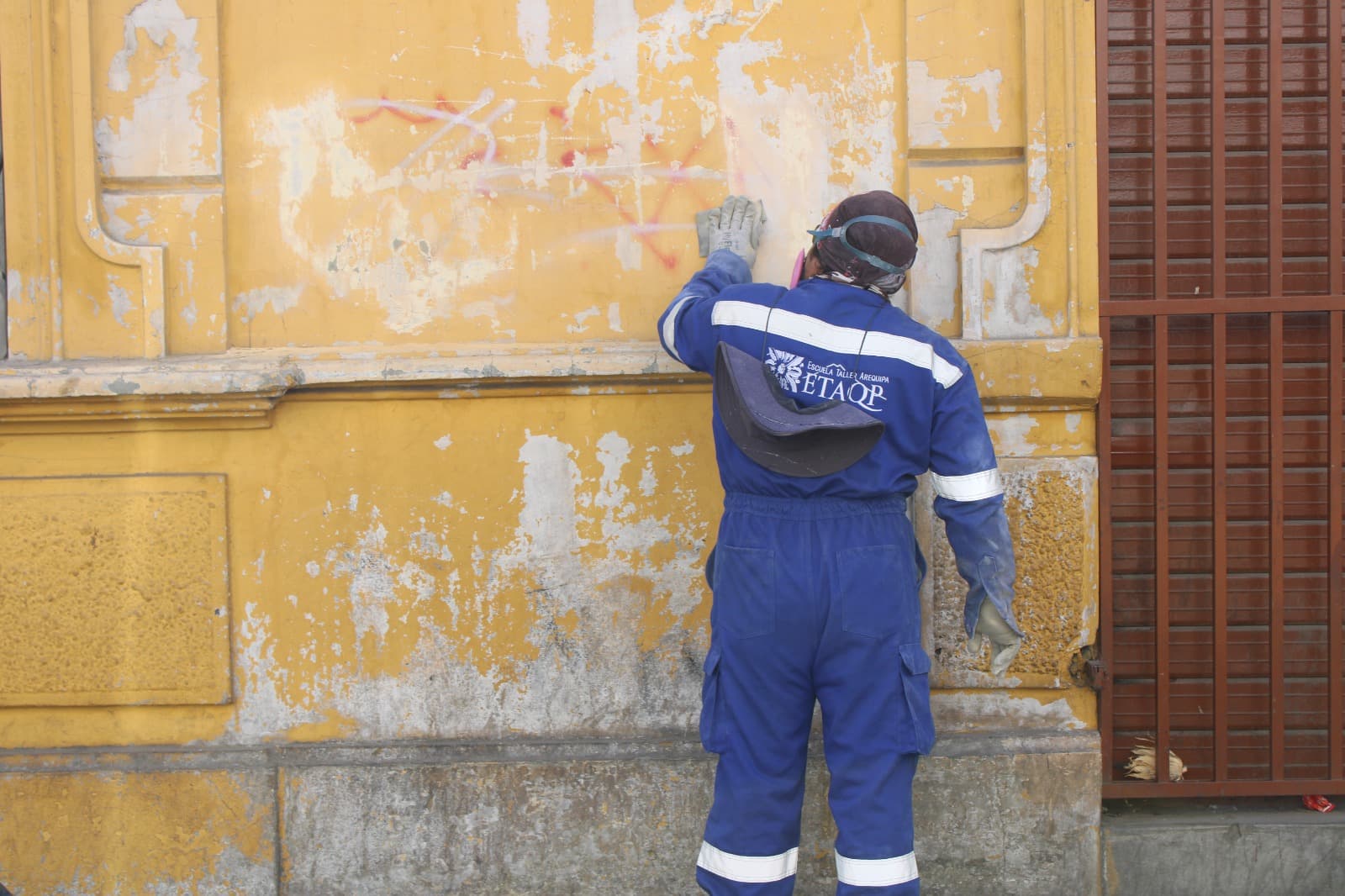 Retiran grafitis de calles en el Centro Histórico de Arequipa