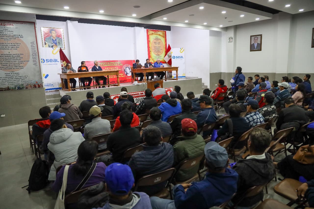 SEAL capacita a trabajadores de construcción civil sobre seguridad eléctrica