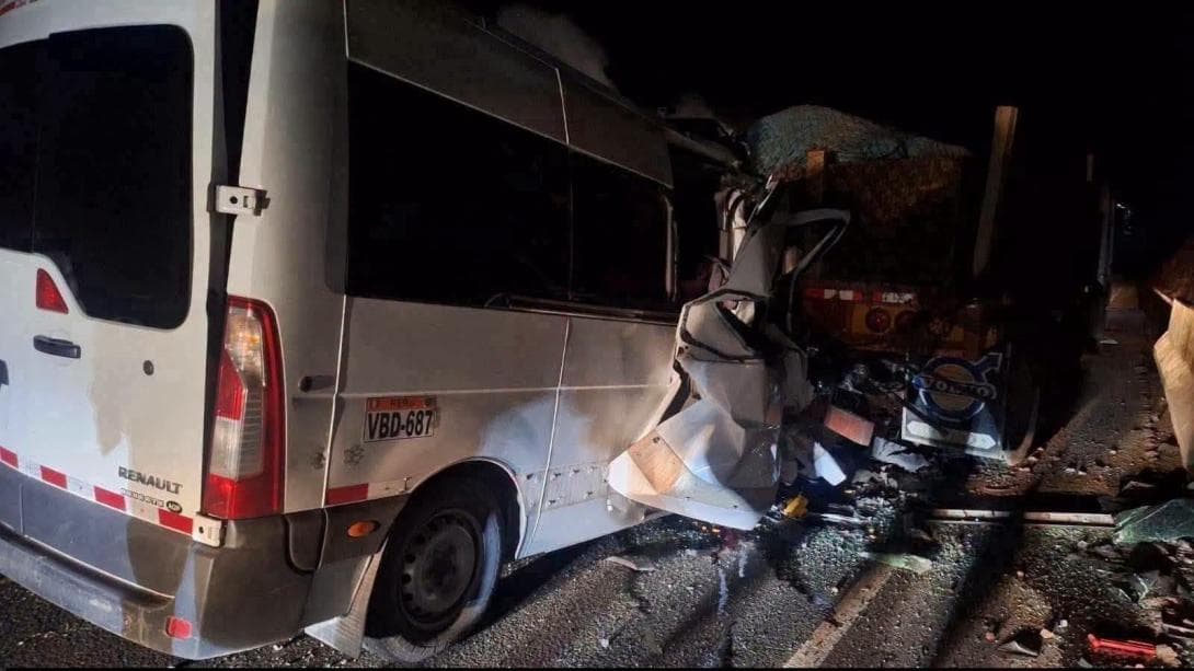 Aparatoso choque en la vía Cusco-Arequipa deja al menos 9 muertos