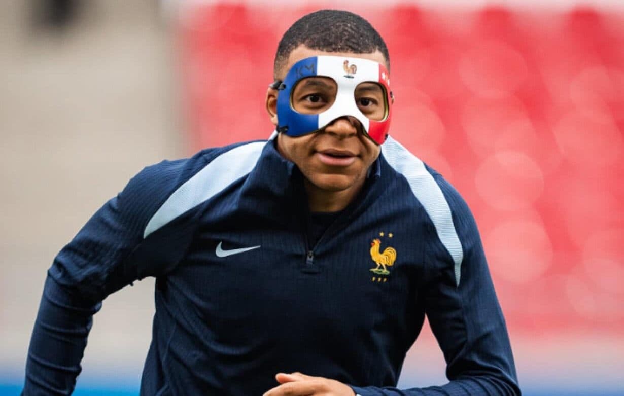 Kylian Mbappé entrena con máscara tras fractura en la nariz