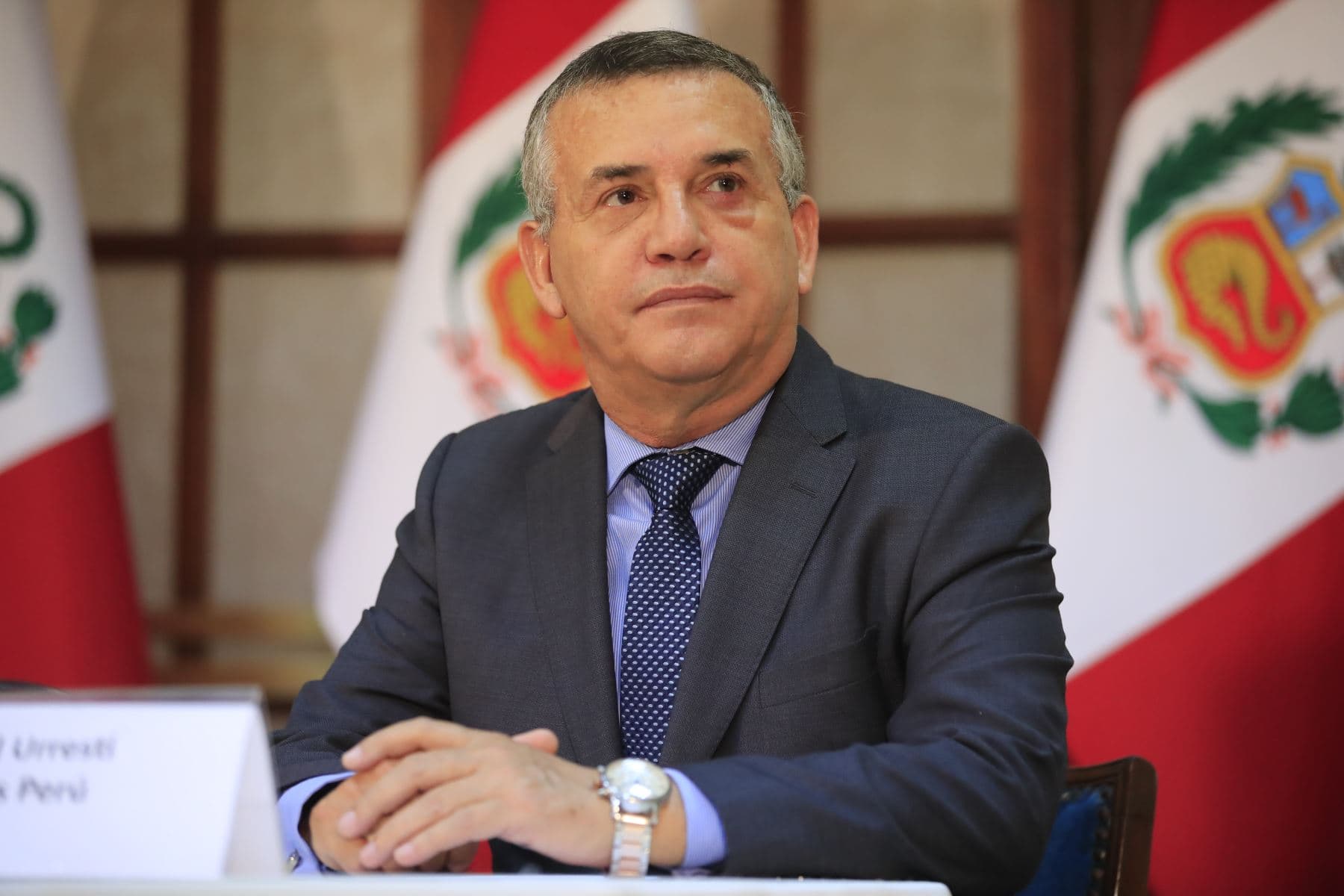 Urresti plantea bono a policías para que no se retiren