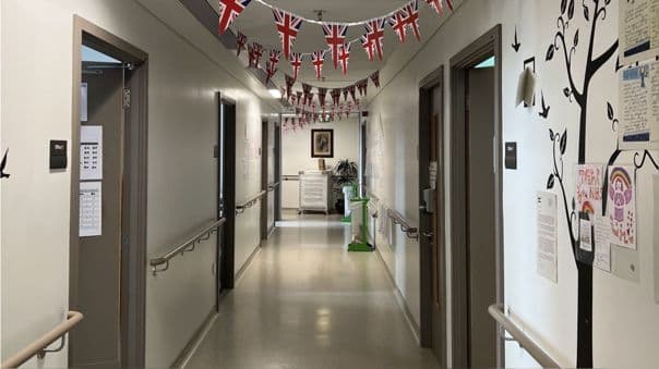 Jueza británica autoriza la desconexión de un niño de 12 años