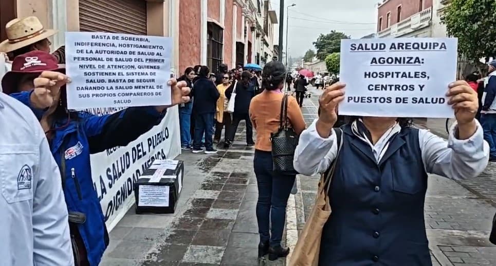 Médicos acatan huelga indefinida y exigen salida de Walther Oporto