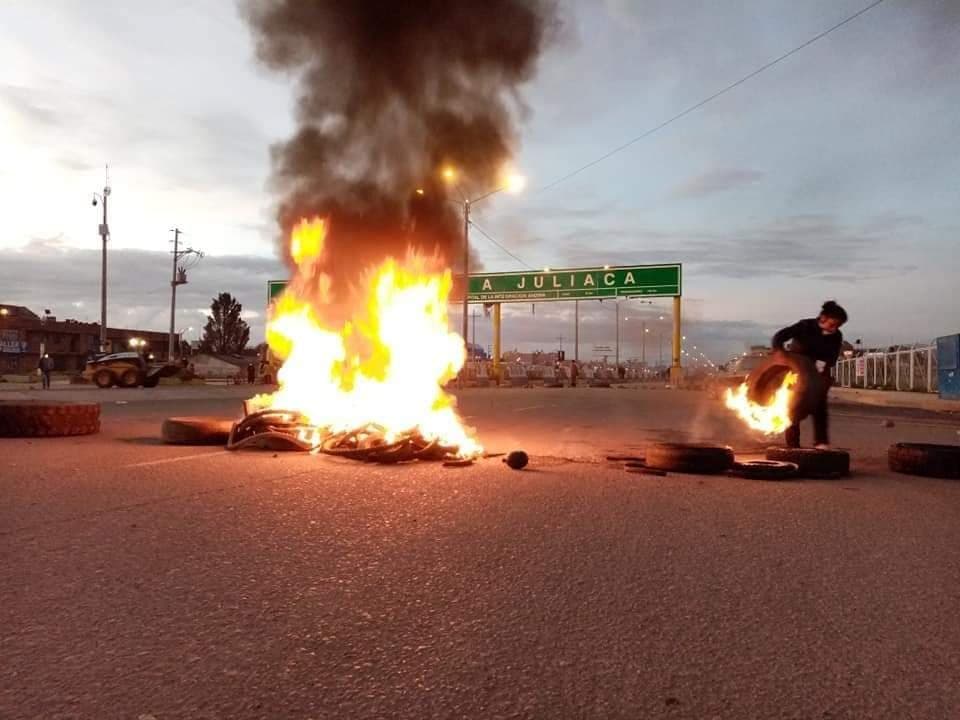 Puno: Llantas quemadas en el segundo día de paralización