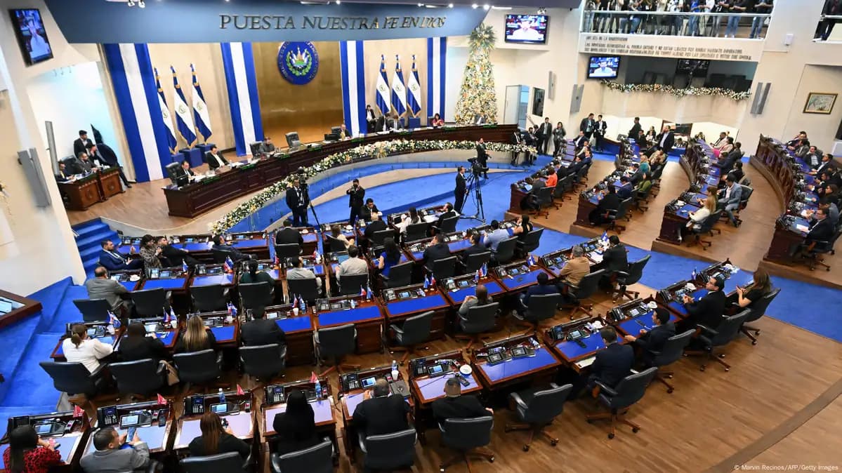 El Salvador prolonga detención sin juicio de miles de pandilleros