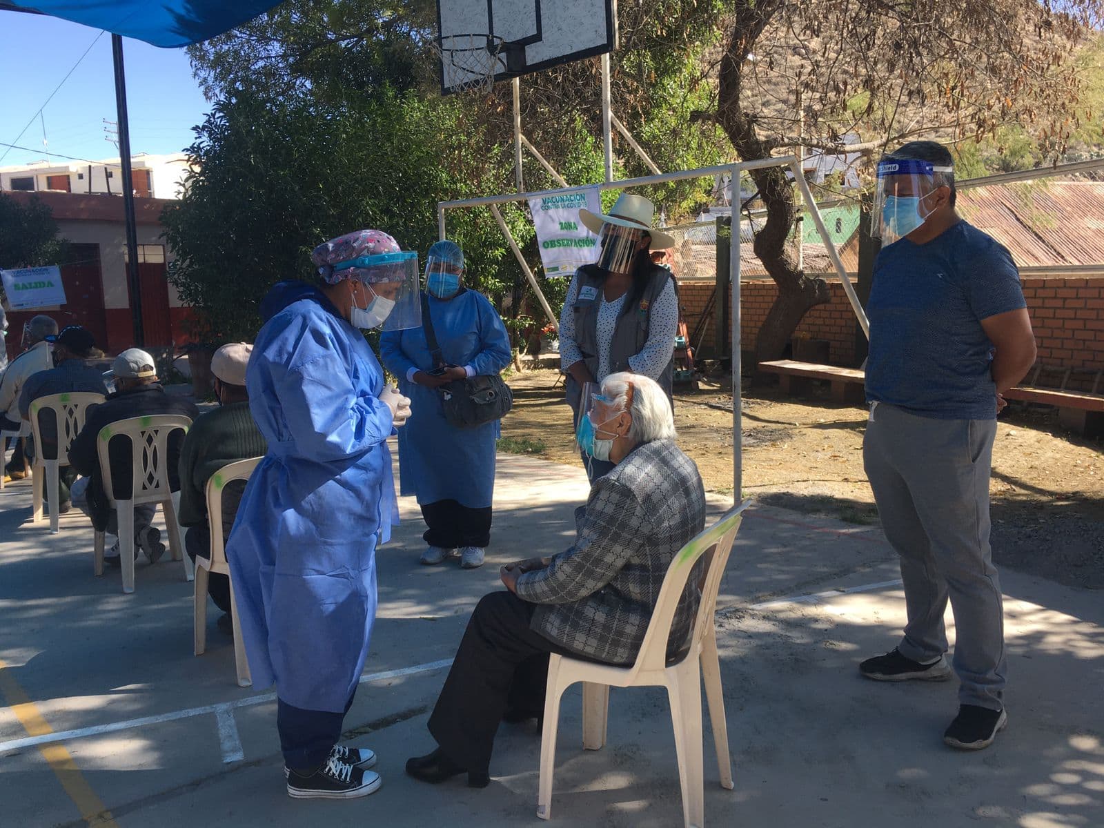 Quequeña: 20 abuelitos sin DNI accedieron a dosis contra la COVID-19