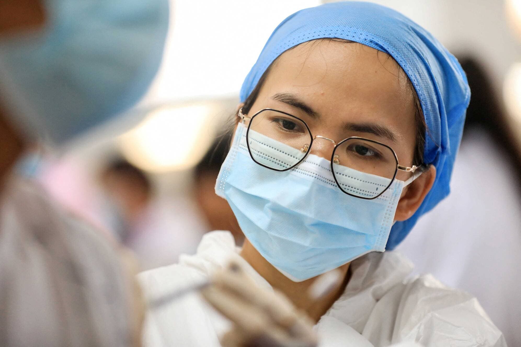 China asegura que administró más de mil millones de vacunas