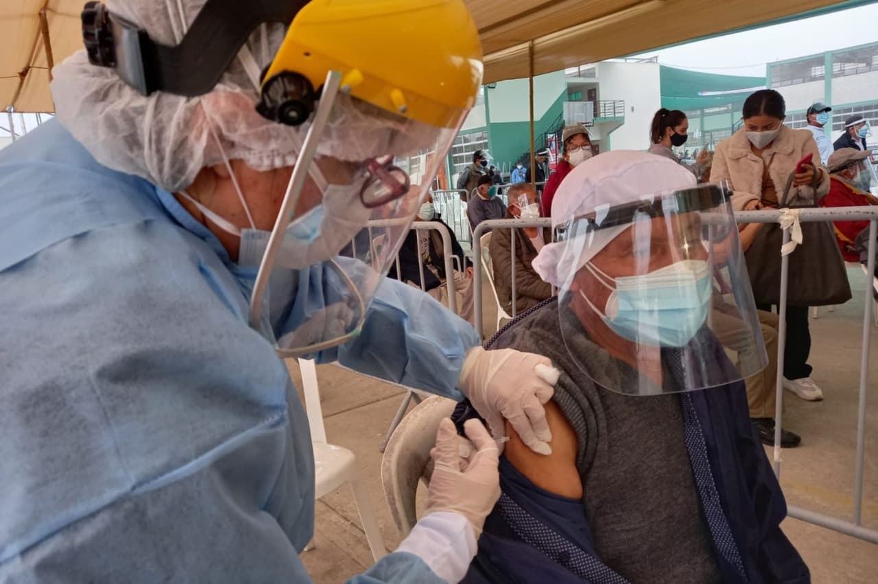 Arequipa: continúa vacunación de adultos mayores de 60 años en 6 distritos