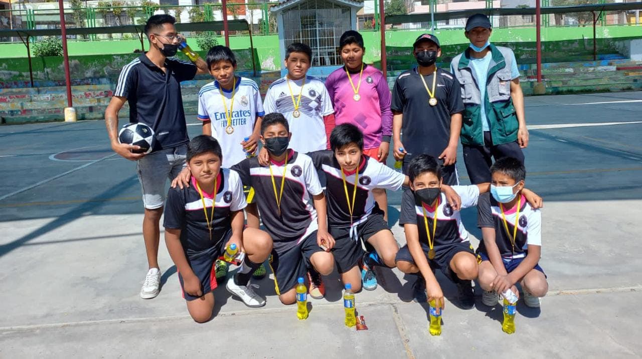 Fútbol y vóley para adolescentes de Socabaya