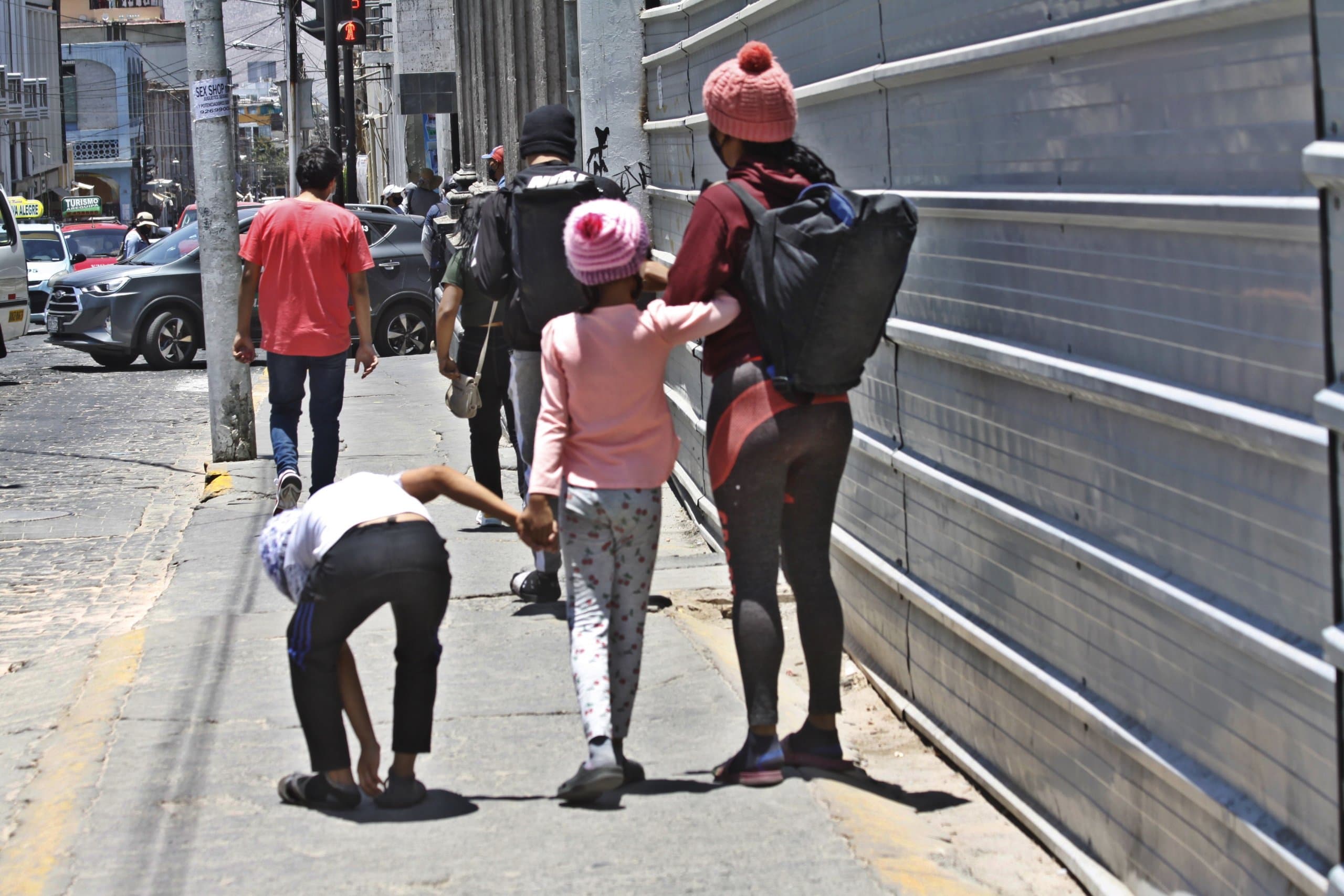 Niños venden golosinas y piden limosna en el Centro Histórico
