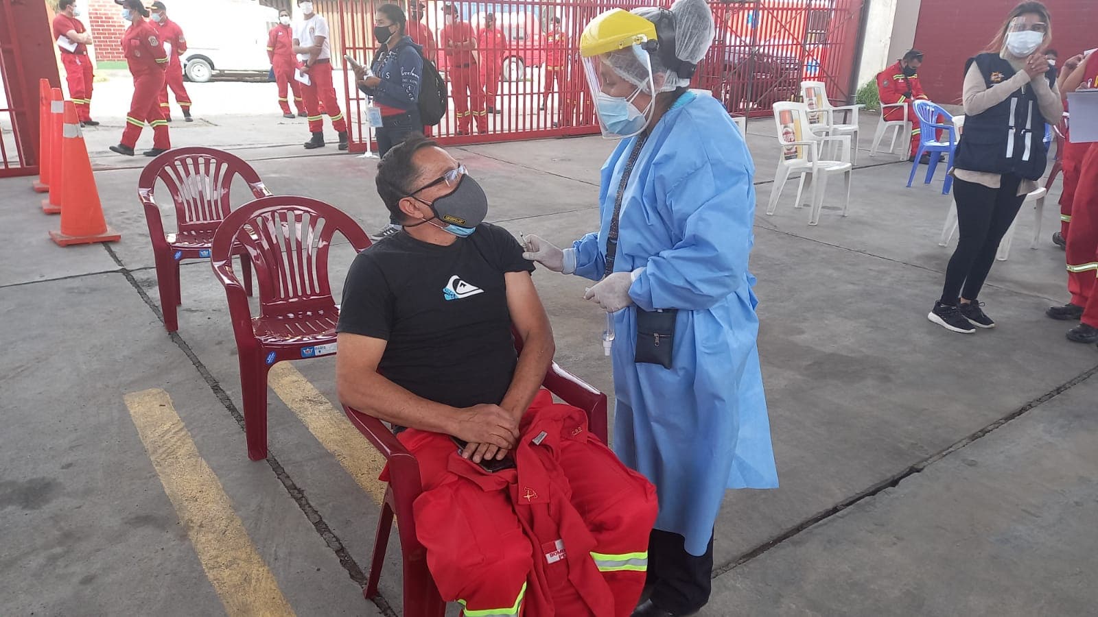 Arequipa: cien bomberos reciben la primera dosis contra la COVID-19