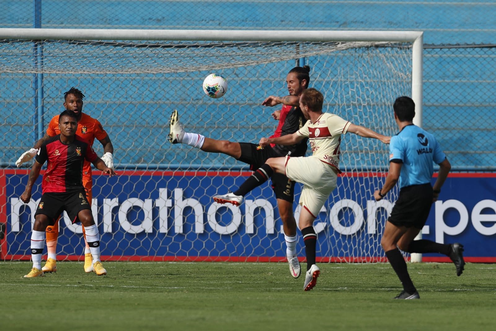 Melgar empató ante Universitario en su debut