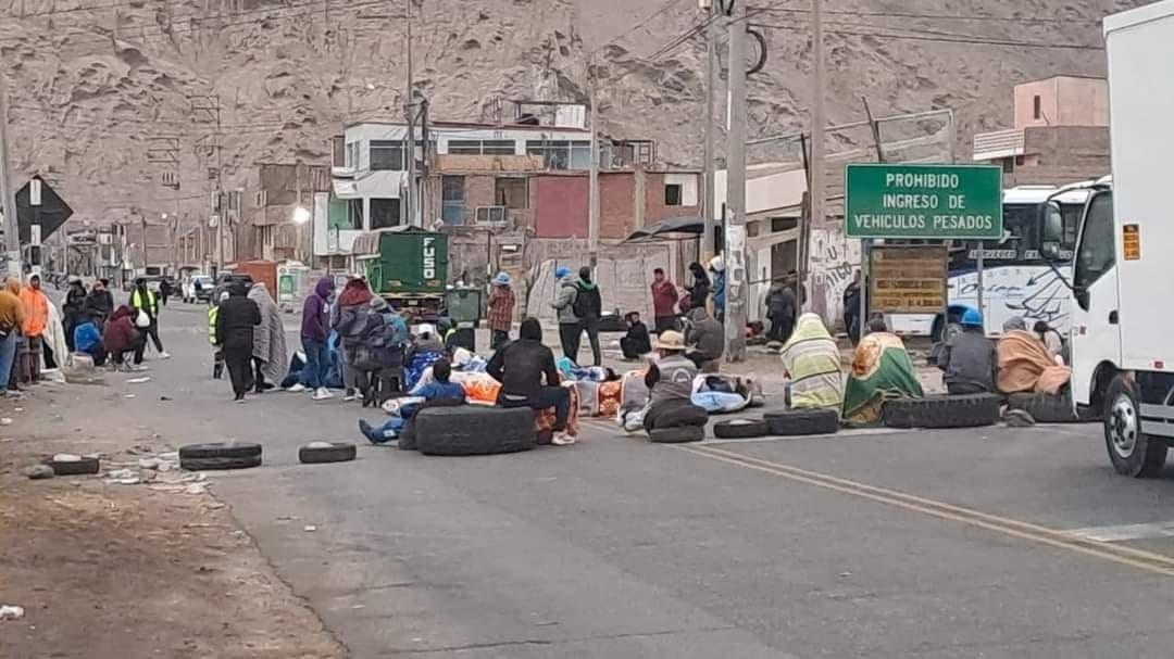 Bloqueos de mineros informales continúan en Arequipa y Nasca